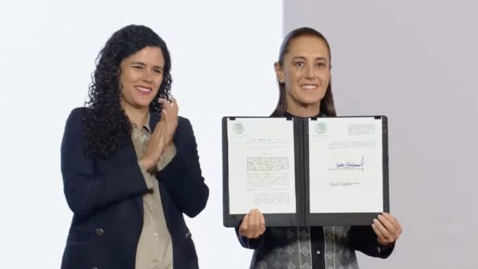 Claudia Sheinbaum firma decreto sobre doble nacionalidad para candidatos