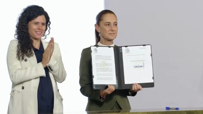 Claudia Sheinbaum firma decreto para proteger a niñas, niños y adolescentes de contenidos dañinos en redes sociales