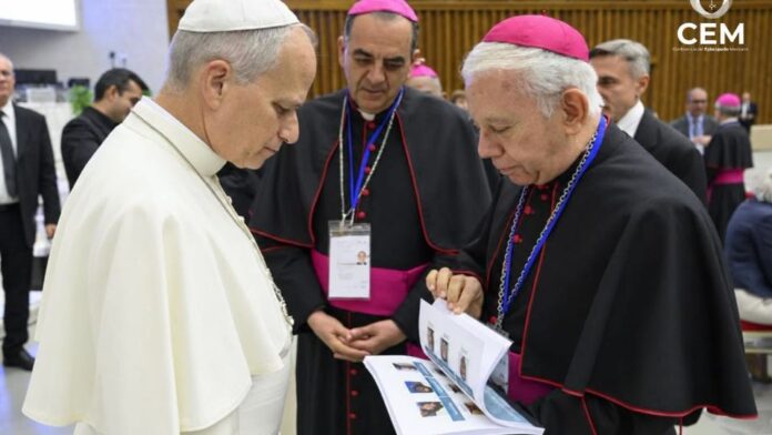 Monseñor Ramón Castro Castro entrega al papa León XIV el libro Un nombre, mil voces, sobre personas desaparecidas en México.