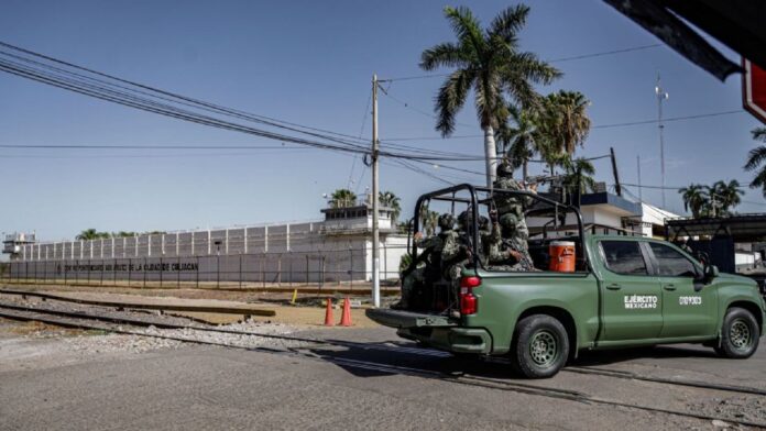 Operativo de seguridad tras la riña en el penal de El Castillo, en Mazatlán, donde fueron localizadas dos armas cortas.