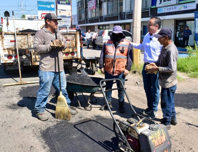 Toño Astiazarán supervisa trabajos de bacheo en calles de Hermosillo